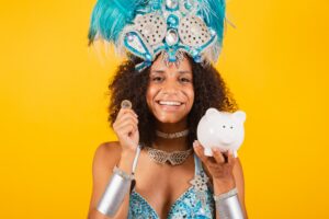 A imagem mostra uma mulher com fantasia de Carnaval e um cofrinho em mãos.