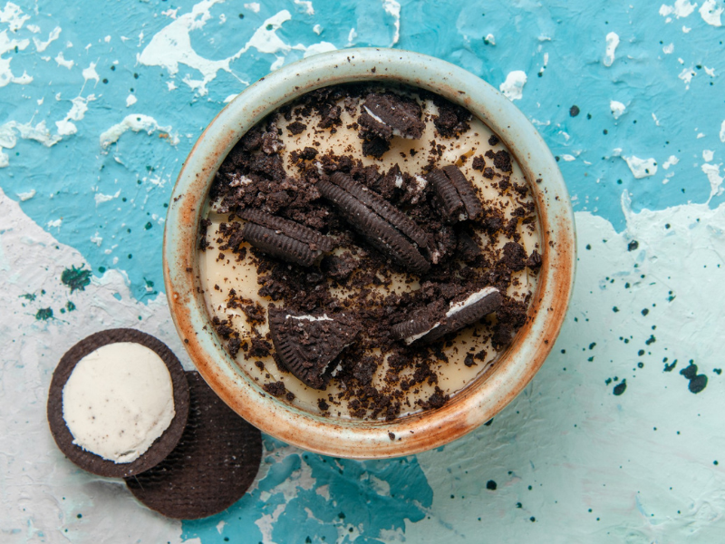 O BOLO DE CHOCOLATE MAIS FÁCIL DO MUNDO, FEITO MISTURANDO A MÃO