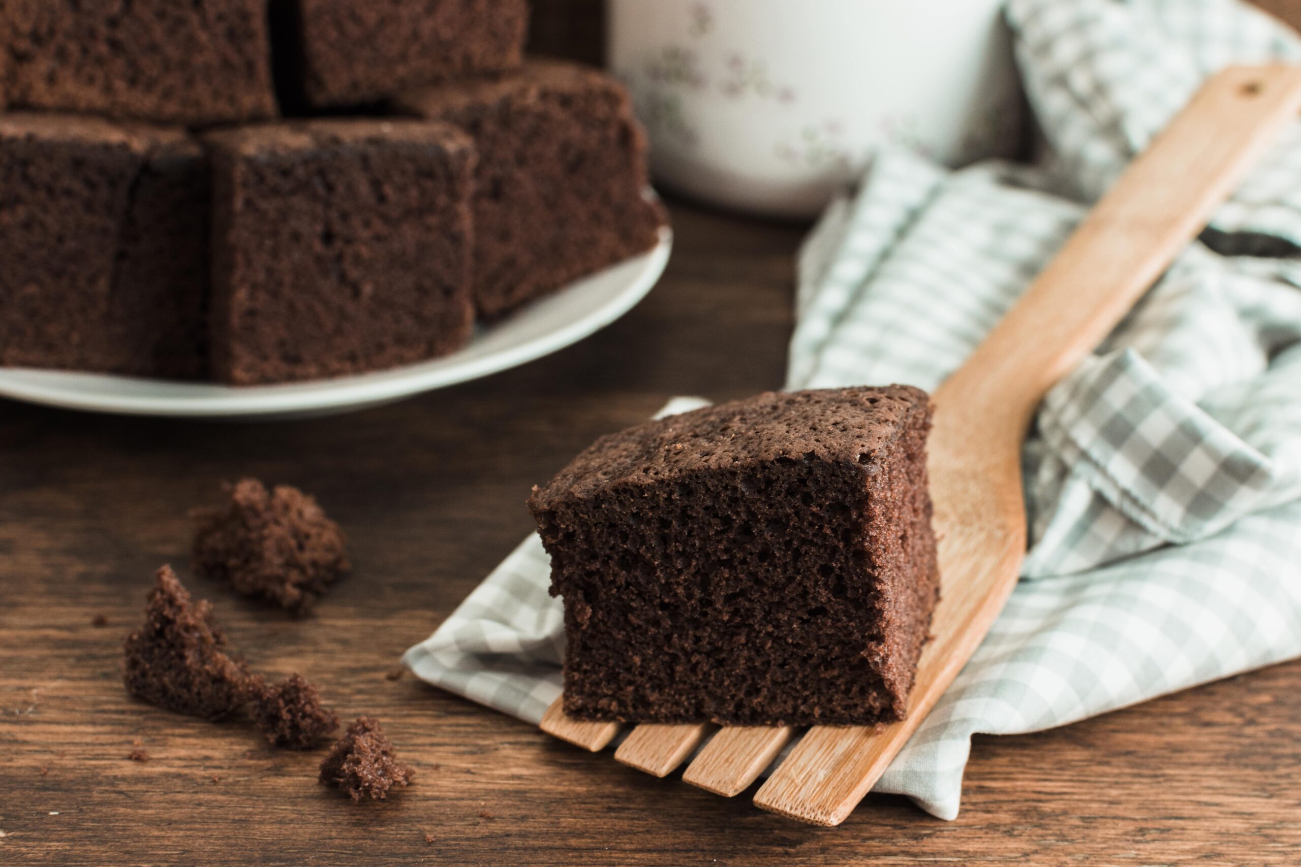 A imagem mostra um bolo de chocolate