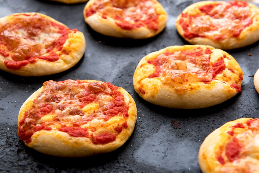 A imagem mostra mini pizzas. 