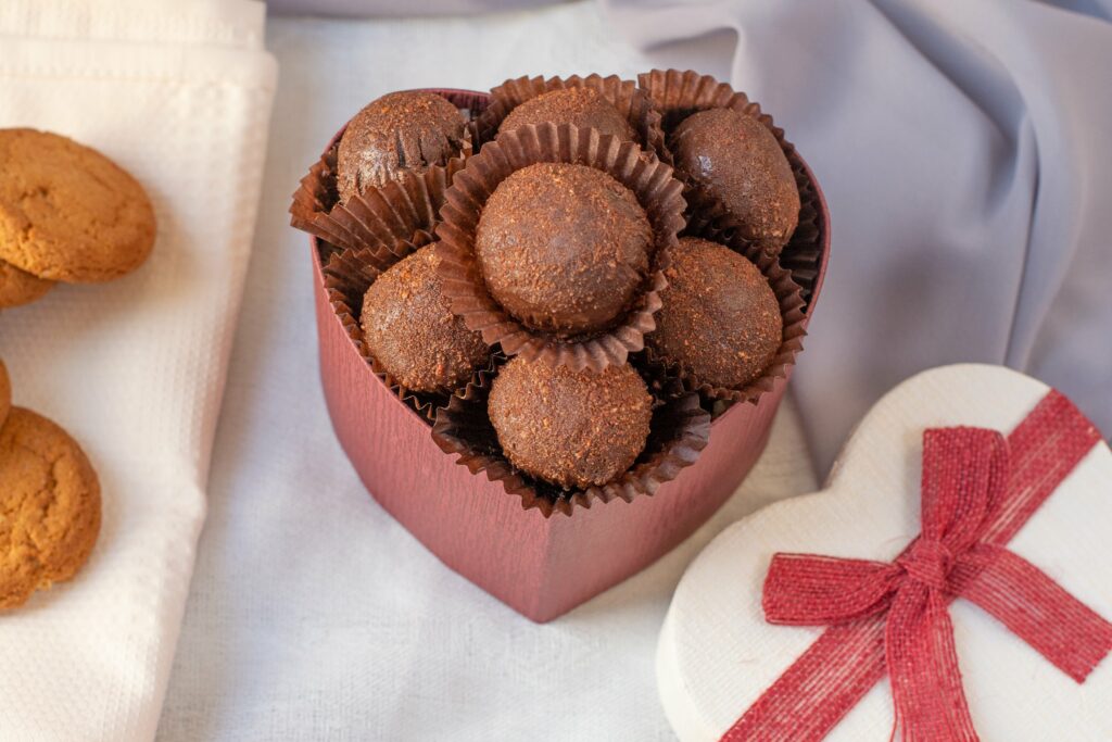 A imagem mostra trufas em uma caixa. 