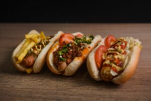 Foto de variações do cachorro-quente, ilustrando receitas do artigo no blog do Vantajão Atacado.