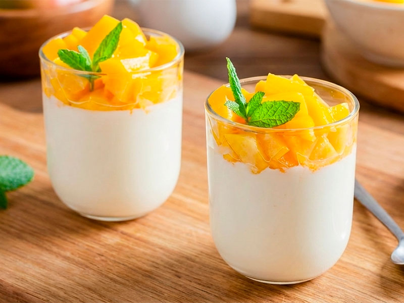 Três sobremesas econômicas para festas de fim de ano: suflê de banana, gelatina colorida e gelado de manga, prontas com produtos do Vantajão Atacado.