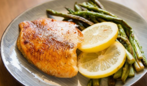 Filé de tilápia preparado na air fryer, receita econômica ideal para a Sexta-feira Santa com ingredientes do Vantajão.