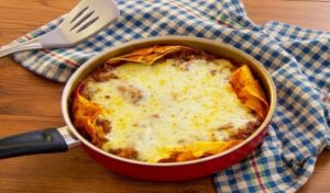 Lasanha de frigideira com carne bovina moída, molho de tomate e mussarela derretida.